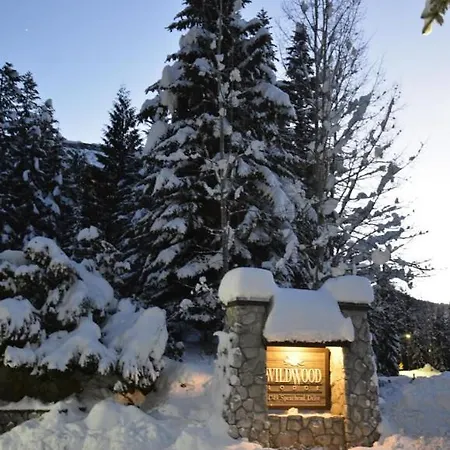 Wildwood Lodge By Outpost Whistler Exterior photo